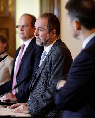 Am 21. Dezember 2016 gab Kunst- und Kulturminister Thomas Drozda (m.) gemeinsam mit Christian Kircher (l.), Gesch&auml;ftsf&uuml;hrer der Bundestheater-Holding eine Pressekonferenz bez&uuml;glich der Bestellung der Direktion der Wiener Staatsoper ab 2020. Im Bild mit Bogdan Roscic (r.), designierter Direktor der Wiener Staatsoper ab 2020.
