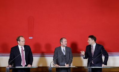 Am 21. Dezember 2016 gab Kunst- und Kulturminister Thomas Drozda (m.) gemeinsam mit Christian Kircher (l.), Gesch&auml;ftsf&uuml;hrer der Bundestheater-Holding eine Pressekonferenz bez&uuml;glich der Bestellung der Direktion der Wiener Staatsoper ab 2020. Im Bild mit Bogdan Roscic (r.), designierter Direktor der Wiener Staatsoper ab 2020.