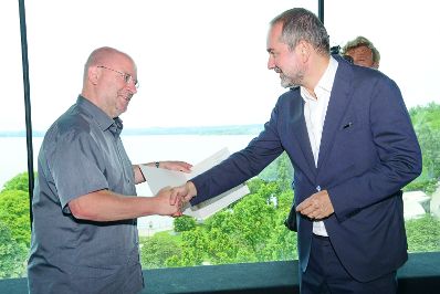 Am 21. Juli 2016 verlieh Kunst- und Kulturminister Thomas Drozda (r.) den &Ouml;sterreichischen Museumspreis an das Vorarlberg Museum in Bregenz. Im Bild mit Direktor Andreas Rudigier (l.).
