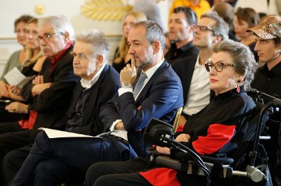 Am 29. September 2016 verlieh Kunst- und Kulturminister Thomas Drozda (m.r.) den Staatspreis f&uuml;r k&uuml;nstlerische Fotografie an Margherita Spiluttini (r.).