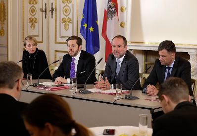 Am 10. J&auml;nner 2017 fand das Medienbriefing &uuml;ber die Regierungssitzung statt. Im Bild Kanzleramtsminister Thomas Drozda (m.r.) und Staatssekret&auml;r Harald Mahrer (m.l.).