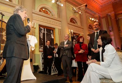 Am 12. J&auml;nner 2017 &uuml;berreichte Kunst- und Kulturminister Thomas Drozda (m.) im Theater in der Josefstadt die Urkunde, mit der Sandra F&ouml;ttinger-Cervik (r.) der Berufstitel Kammerschauspielerin verliehen wurde.