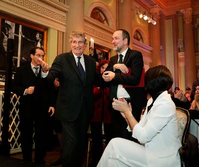 Am 12. J&auml;nner 2017 &uuml;berreichte Kunst- und Kulturminister Thomas Drozda (m.) im Theater in der Josefstadt die Urkunde, mit der Sandra F&ouml;ttinger-Cervik (r.) der Berufstitel Kammerschauspielerin verliehen wurde.