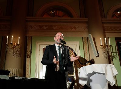 Am 12. J&auml;nner 2017 &uuml;berreichte Kunst- und Kulturminister Thomas Drozda (im Bild) im Theater in der Josefstadt die Urkunde, mit der Sandra F&ouml;ttinger-Cervik der Berufstitel Kammerschauspielerin verliehen wurde.