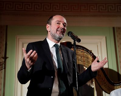 Am 12. J&auml;nner 2017 &uuml;berreichte Kunst- und Kulturminister Thomas Drozda (im Bild) im Theater in der Josefstadt die Urkunde, mit der Sandra F&ouml;ttinger-Cervik der Berufstitel Kammerschauspielerin verliehen wurde.