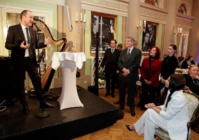 Am 12. J&auml;nner 2017 &uuml;berreichte Kunst- und Kulturminister Thomas Drozda (l.) im Theater in der Josefstadt die Urkunde, mit der Sandra F&ouml;ttinger-Cervik (r.) der Berufstitel Kammerschauspielerin verliehen wurde.