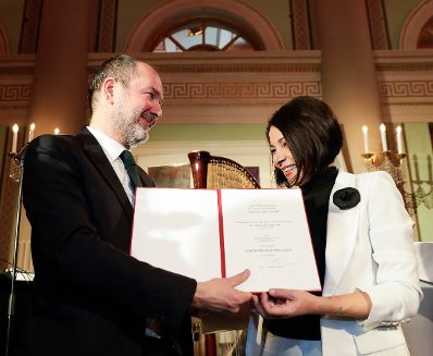 Am 12. J&auml;nner 2017 &uuml;berreichte Kunst- und Kulturminister Thomas Drozda (l.) im Theater in der Josefstadt die Urkunde, mit der Sandra F&ouml;ttinger-Cervik (r.) der Berufstitel Kammerschauspielerin verliehen wurde.