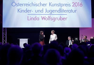 Am 25. J&auml;nner 2017 er&ouml;ffnete Kunst- und Kulturminister Thomas Drozda die Preisverleihung "&Ouml;sterreichischer Kunstpreis 2016". Im Bild die Preistr&auml;gerin Linda Wolfsgruber (l.).
