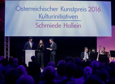 Am 25. J&auml;nner 2017 er&ouml;ffnete Kunst- und Kulturminister Thomas Drozda die Preisverleihung "&Ouml;sterreichischer Kunstpreis 2016". Im Bild das Projekteam und die Preistr&auml;ger Schmiede Hallein.