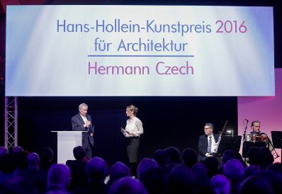 Am 25. J&auml;nner 2017 er&ouml;ffnete Kunst- und Kulturminister Thomas Drozda die Preisverleihung "Hans Hollein-Kunstpreis 2016". Im Bild der Preistr&auml;ger Hermann Czech (l.).
