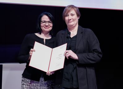 Am 25. J&auml;nner 2017 er&ouml;ffnete Kunst- und Kulturminister Thomas Drozda die Preisverleihung "&Ouml;sterreichischer Kunstpreis 2016". Im Bild die Preistr&auml;gerin Dorit Magreiter (r.) und Sektionschefin Andrea Ecker (l.).