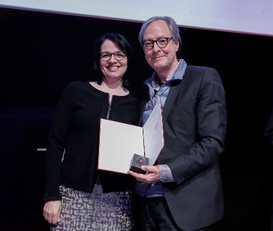 Am 25. J&auml;nner 2017 er&ouml;ffnete Kunst- und Kulturminister Thomas Drozda die Preisverleihung "&Ouml;sterreichischer Kunstpreis 2016". Im Bild der Preistr&auml;ger Michael Mauracher (r.) und Sektionschefin Andrea Ecker (l.). Im Bild die mit den Preistr&auml;gern Dorit Magreiter Michael Mauracher Linda Wolfsgruber Christoph Cech Sabine Gruber Schmiede Hallein Heinrich Durst Friedel vom Gr&ouml;ller-Kubelka Hermann Czech