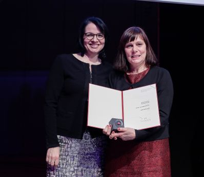 Am 25. J&auml;nner 2017 er&ouml;ffnete Kunst- und Kulturminister Thomas Drozda die Preisverleihung "&Ouml;sterreichischer Kunstpreis 2016". Im Bild die Preistr&auml;gerin Linda Wolfsgruber (r.) und Sektionschefin Andrea Ecker (l.). Im Bild die mit den Preistr&auml;gern Dorit Magreiter Michael Mauracher Linda Wolfsgruber Christoph Cech Sabine Gruber Schmiede Hallein Heinrich Durst Friedel vom Gr&ouml;ller-Kubelka Hermann Czech