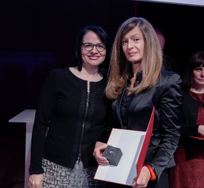 Am 25. J&auml;nner 2017 er&ouml;ffnete Kunst- und Kulturminister Thomas Drozda die Preisverleihung "&Ouml;sterreichischer Kunstpreis 2016". Im Bild die Preistr&auml;gerin Sabine Gruber (r.) und Sektionschefin Andrea Ecker (l.).