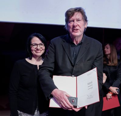 Am 25. J&auml;nner 2017 er&ouml;ffnete Kunst- und Kulturminister Thomas Drozda die Preisverleihung "&Ouml;sterreichischer Kunstpreis 2016". Im Bild der Preistr&auml;ger Heinrich Durst (r.) und Sektionschefin Andrea Ecker (l.).