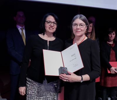 Am 25. J&auml;nner 2017 er&ouml;ffnete Kunst- und Kulturminister Thomas Drozda die Preisverleihung "&Ouml;sterreichischer Kunstpreis 2016". Im Bild die Preistr&auml;gerin Friedel vom Gr&ouml;ller-Kubelka (r.) und Sektionschefin Andrea Ecker (l.).