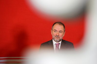 Am 16. Februar 2017 gab Kunst- und Kulturminister Thomas Drozda (im Bild) gemeinsam mit dem Direktor der Albertina Klaus Albrecht Schr&ouml;der und Karlheinz Essl eine Pressekonferenz zur &Uuml;bergabe der Sammlung Essl an die Albertina.