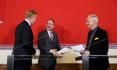Am 16. Februar 2017 gab Kunst- und Kulturminister Thomas Drozda (m.) gemeinsam mit dem Direktor der Albertina Klaus Albrecht Schr&ouml;der (l.) und Karlheinz Essl (r.) eine Pressekonferenz zur &Uuml;bergabe der Sammlung Essl an die Albertina.