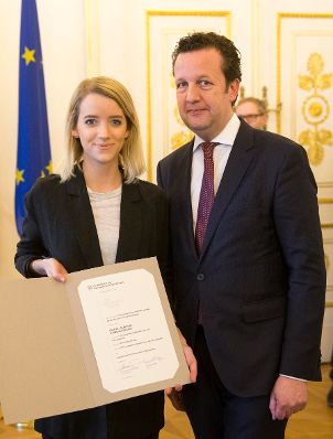 Am 9. M&auml;rz 2017 fand die Staatspreisverleihung f&uuml;r die "Sch&ouml;nsten B&uuml;cher &Ouml;sterreichs" statt. Im Bild der Pr&auml;sident des Hauptverbandes des &Ouml;sterreichischen Buchhandels, Benedikt F&ouml;ger (r.) mit Viktoria Mannsberger (l.).