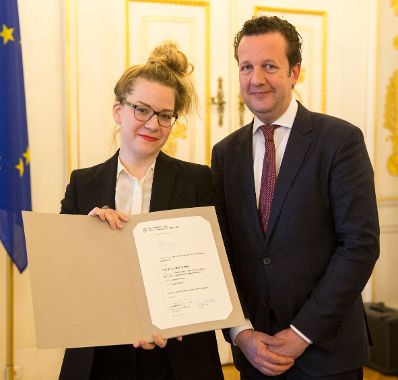 Am 9. M&auml;rz 2017 fand die Staatspreisverleihung f&uuml;r die "Sch&ouml;nsten B&uuml;cher &Ouml;sterreichs" statt. Im Bild der Pr&auml;sident des Hauptverbandes des &Ouml;sterreichischen Buchhandels, Benedikt F&ouml;ger (r.) mit Katrina Wiedner (l.).