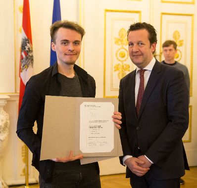 Am 9. M&auml;rz 2017 fand die Staatspreisverleihung f&uuml;r die "Sch&ouml;nsten B&uuml;cher &Ouml;sterreichs" statt. Im Bild der Pr&auml;sident des Hauptverbandes des &Ouml;sterreichischen Buchhandels, Benedikt F&ouml;ger (r.) mit Raffael Strasser (l.).