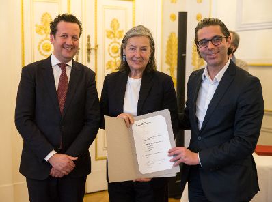 Am 9. M&auml;rz 2017 fand die Staatspreisverleihung f&uuml;r die "Sch&ouml;nsten B&uuml;cher &Ouml;sterreichs" statt. Im Bild der Pr&auml;sident des Hauptverbandes des &Ouml;sterreichischen Buchhandels, Benedikt F&ouml;ger (l.) mit Nikolaus Brandst&auml;tter (r.).