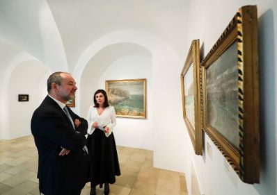 Am 30. M&auml;rz 2017 er&ouml;ffnete Kunst- und Kulturminister Thomas Drozda (l.) gemeinsam mit der kroatischen Kulturministerin Nina Obuljen Koržinek die Ausstellung &bdquo;Hommage &agrave; Nasta Rojc&ldquo; im Palais Porcia.