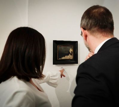 Am 30. M&auml;rz 2017 er&ouml;ffnete Kunst- und Kulturminister Thomas Drozda (r.) gemeinsam mit der kroatischen Kulturministerin Nina Obuljen Koržinek die Ausstellung &bdquo;Hommage &agrave; Nasta Rojc&ldquo; im Palais Porcia.
