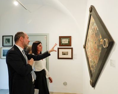 Am 30. M&auml;rz 2017 er&ouml;ffnete Kunst- und Kulturminister Thomas Drozda (l.) gemeinsam mit der kroatischen Kulturministerin Nina Obuljen Koržinek die Ausstellung &bdquo;Hommage &agrave; Nasta Rojc&ldquo; im Palais Porcia.