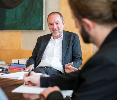 Am 18. April 2017 stellte Kunst- und Kultusminister Thomas Drozda (im Bild) die Kommissarin der Architektur-Biennale Verena Konrad, Leiterin des Vorarlberger Architektur Instituts, vor.