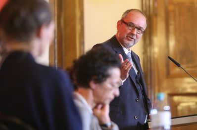 Am 19. April fand die Diskussionsreihe &bdquo;Open Space&ldquo; mit Bundesminister Thomas Drozda (im Bild), Maria Lisogorskaya, Isolde Charim, Verena Konrad und Angelika Fitz statt.