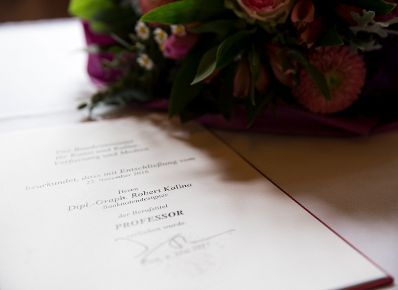 Am 4. Mai 2017 &uuml;berreichte Kunst- und Kulturminister Thomas Drozda die Urkunde, mit der Robert Kalina der Berufstitel Professor verliehen wurde.