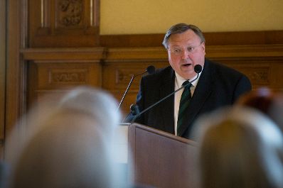 Am 4. Mai 2017 &uuml;berreichte Kunst- und Kulturminister Thomas Drozda die Urkunde, mit der Robert Kalina der Berufstitel Professor verliehen wurde. Im Bild Reinhold Hohengartner.