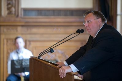 Am 4. Mai 2017 &uuml;berreichte Kunst- und Kulturminister Thomas Drozda die Urkunde, mit der Robert Kalina der Berufstitel Professor verliehen wurde. Im Bild Reinhold Hohengartner.