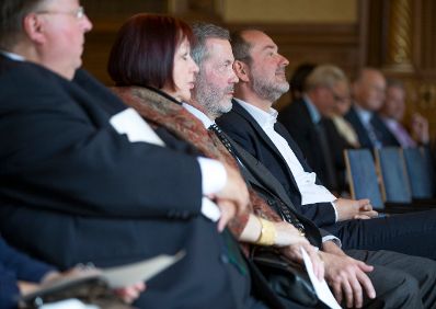 Am 4. Mai 2017 &uuml;berreichte Kunst- und Kulturminister Thomas Drozda die Urkunde, mit der Robert Kalina der Berufstitel Professor verliehen wurde.