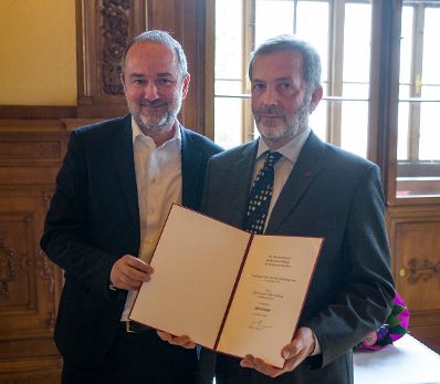 Am 4. Mai 2017 &uuml;berreichte Kunst- und Kulturminister Thomas Drozda (l.) die Urkunde, mit der Robert Kalina (r.) der Berufstitel Professor verliehen wurde.