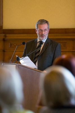 Am 4. Mai 2017 &uuml;berreichte Kunst- und Kulturminister Thomas Drozda die Urkunde, mit der Robert Kalina (im Bild) der Berufstitel Professor verliehen wurde.