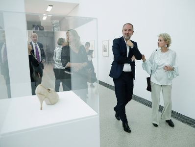 Am 5. Mai 2017 er&ouml;ffnete Kunst- und Kulturminister Thomas Drozda (l.) die Ausstellung - Feministische Avantgarde der 1970er-Jahre - im MUMOK.