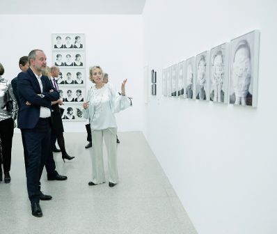 Am 5. Mai 2017 er&ouml;ffnete Kunst- und Kulturminister Thomas Drozda (l.) die Ausstellung - Feministische Avantgarde der 1970er-Jahre - im MUMOK.
