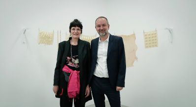 Am 5. Mai 2017 er&ouml;ffnete Kunst- und Kulturminister Thomas Drozda (r.) die Ausstellung - Feministische Avantgarde der 1970er-Jahre - im MUMOK. Im Bild mit Staatspreistr&auml;gerin Renate Bertlmann.