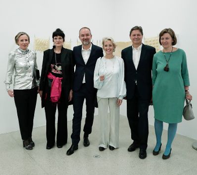 Am 5. Mai 2017 er&ouml;ffnete Kunst- und Kulturminister Thomas Drozda (m.) die Ausstellung - Feministische Avantgarde der 1970er-Jahre - im MUMOK.