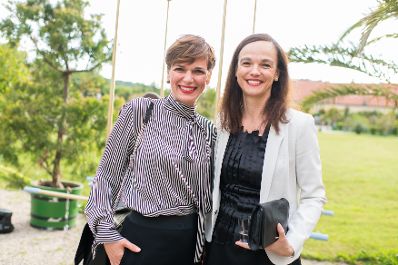 Am 25. Mai 2017 lud Kunst- und Kulturminister Thomas Drozda zum Empfang in der Orangerie anl&auml;sslich des Sommernachtskonzert der Wiener Philharmoniker. Im Bild (v.l.) Gesundheitsministerin Pamela Rendi-Wagner und Bildungsministerin Sonja Hammerschmid