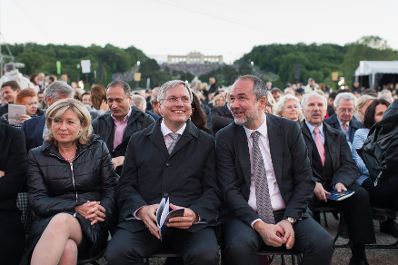Am 25. Mai 2017 lud Kunst- und Kulturminister Thomas Drozda (r.) zum Empfang in der Orangerie anl&auml;sslich des Sommernachtskonzert der Wiener Philharmoniker. Im Bild mit Sozialminister Alois St&ouml;ger mit seiner Frau Karin.