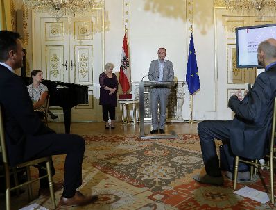 Am 31. Mai 2017 bestellte der Bundeskanzler Vertreterinnen und Vertreter der Wirtschaft zu Mitgliedern der bei der Bundesanstalt "Statistik &Ouml;sterreich" eingerichteten Wirtschaftskurie. Im Bild Kanzleramtsminister Thomas Drozda.