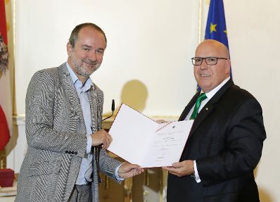 Am 31. Mai 2017 bestellte der Bundeskanzler Vertreterinnen und Vertreter der Wirtschaft zu Mitgliedern der bei der Bundesanstalt "Statistik &Ouml;sterreich" eingerichteten Wirtschaftskurie. Im Bild Kanzleramtsminister Thomas Drozda (l.) bei der Dekret&uuml;berreichung an Kommerzialrat f&uuml;r die Statistik Engelbert Aigner (r.).