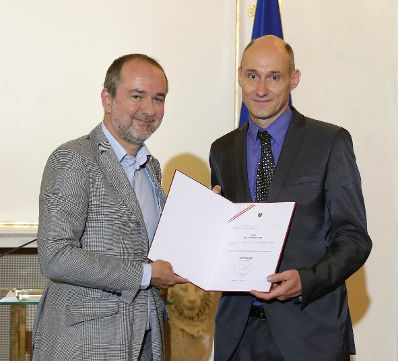 Am 31. Mai 2017 bestellte der Bundeskanzler Vertreterinnen und Vertreter der Wirtschaft zu Mitgliedern der bei der Bundesanstalt "Statistik &Ouml;sterreich" eingerichteten Wirtschaftskurie. Im Bild Kanzleramtsminister Thomas Drozda (l.) bei der Dekret&uuml;berreichung an Kommerzialrat f&uuml;r die Statistik Carl Dirnbacher (r.).