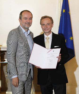 Am 31. Mai 2017 bestellte der Bundeskanzler Vertreterinnen und Vertreter der Wirtschaft zu Mitgliedern der bei der Bundesanstalt "Statistik &Ouml;sterreich" eingerichteten Wirtschaftskurie. Im Bild Kanzleramtsminister Thomas Drozda (l.) bei der Dekret&uuml;berreichung an Kommerzialrat f&uuml;r die Statistik Christian Gantner (r.).