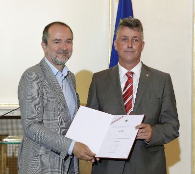 Am 31. Mai 2017 bestellte der Bundeskanzler Vertreterinnen und Vertreter der Wirtschaft zu Mitgliedern der bei der Bundesanstalt "Statistik &Ouml;sterreich" eingerichteten Wirtschaftskurie. Im Bild Kanzleramtsminister Thomas Drozda (l.) bei der Dekret&uuml;berreichung an Kommerzialrat f&uuml;r die Statistik Michael Grill (r.).