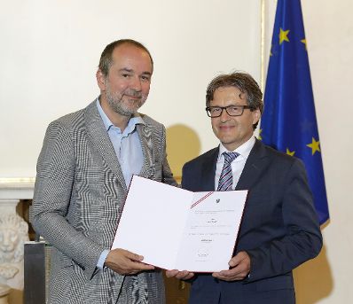 Am 31. Mai 2017 bestellte der Bundeskanzler Vertreterinnen und Vertreter der Wirtschaft zu Mitgliedern der bei der Bundesanstalt "Statistik &Ouml;sterreich" eingerichteten Wirtschaftskurie. Im Bild Kanzleramtsminister Thomas Drozda (l.) bei der Dekret&uuml;berreichung an Kommerzialrat f&uuml;r die Statistik Franz Jechart (r.).