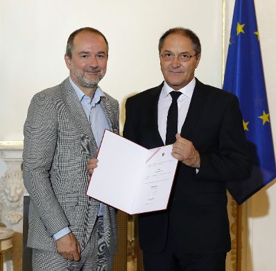 Am 31. Mai 2017 bestellte der Bundeskanzler Vertreterinnen und Vertreter der Wirtschaft zu Mitgliedern der bei der Bundesanstalt "Statistik &Ouml;sterreich" eingerichteten Wirtschaftskurie. Im Bild Kanzleramtsminister Thomas Drozda (l.) bei der Dekret&uuml;berreichung an Kommerzialrat f&uuml;r die Statistik Rudolf Konter (r.).